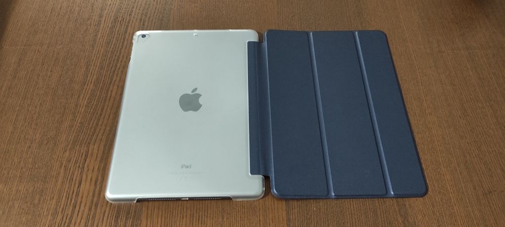 iPad silver com capa