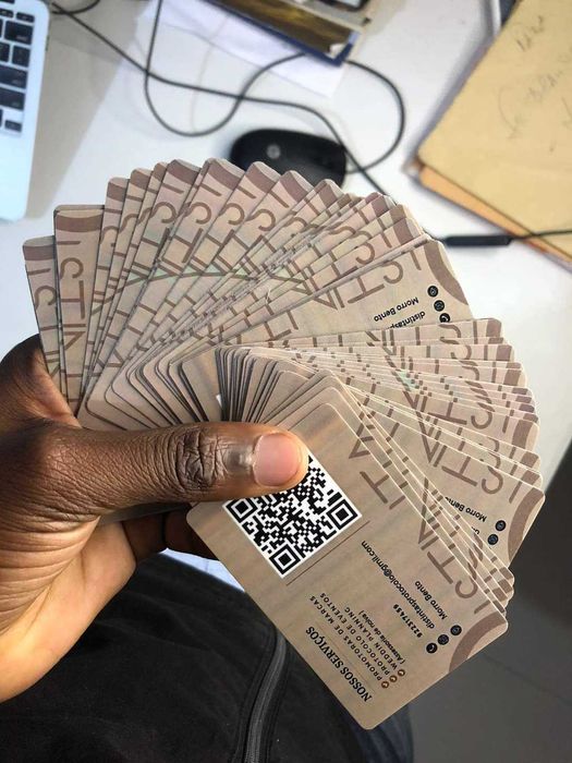 Cartões de Visita Laminados Premium | Design Personalizado + Envio