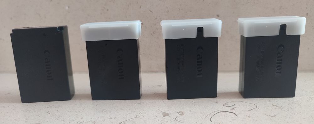 Baterias Canon LP-E12 e dois carregadores.