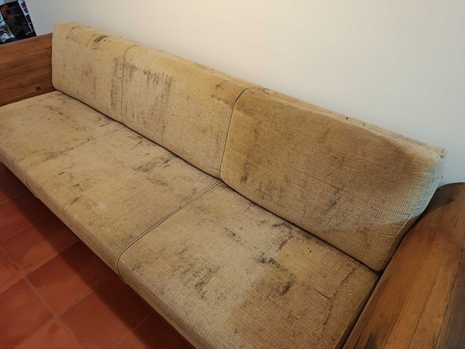 Sofa original em madeira de castanho fabrico nacional a precisar de estofar
