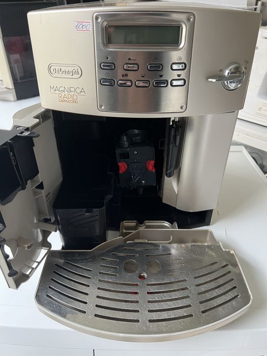 Кавова машина Delonghi Magnifica