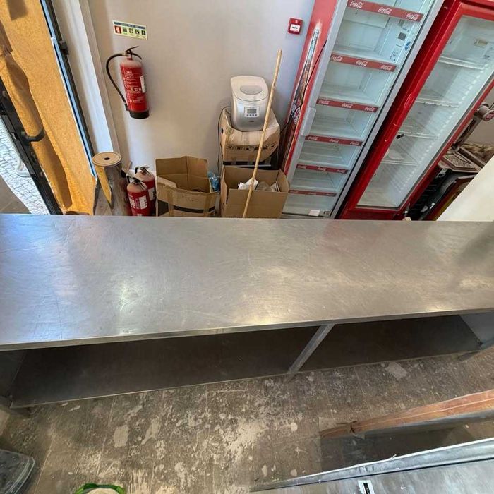 Mesa / móvel em inox grande para cozinha profissional.