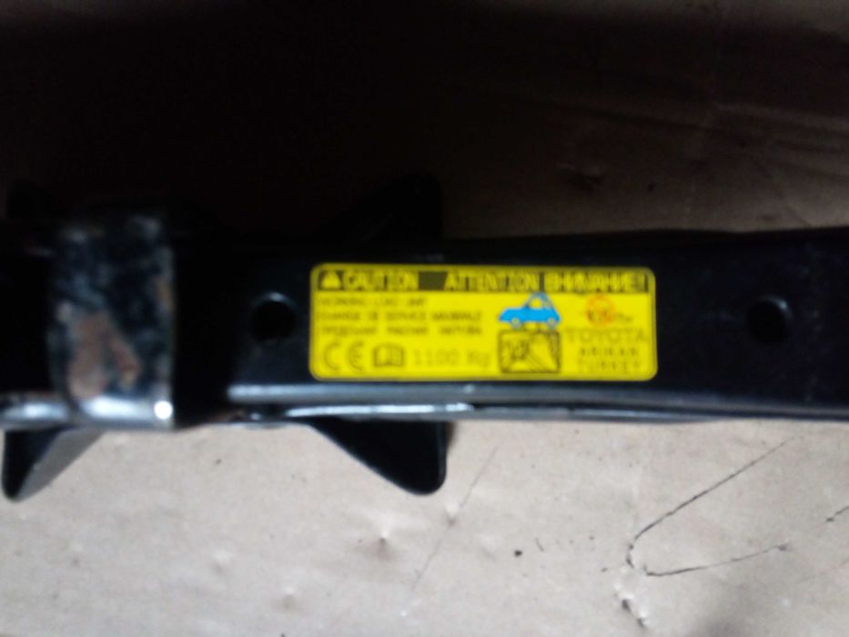 TOYOTA AURIS I 06-12 klucz 21 lewarek samochodowy oryginał