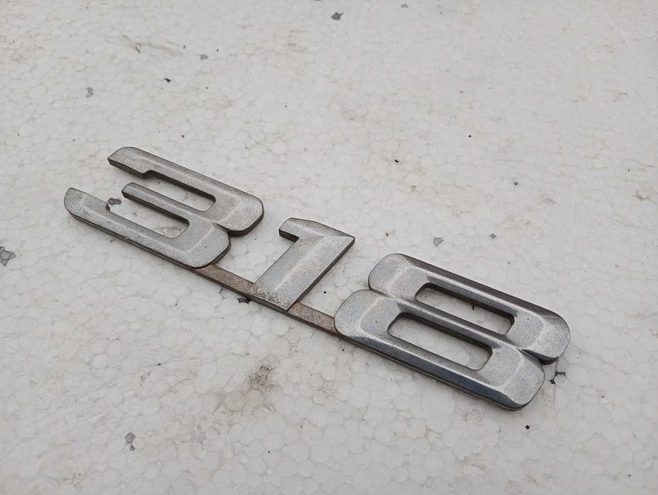 Emblemat 318 oznaczenie modelu silnika na klape BMW E36 E46