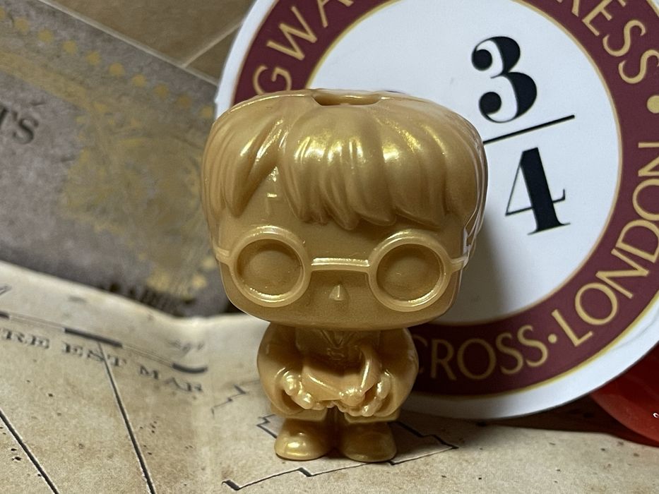 Золотий Гаррі Поттер + наклейка