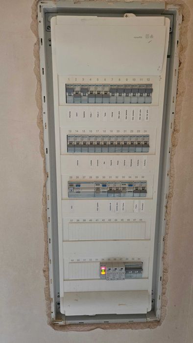 Instalacje elektryczne, monitoring, alarmy, napędy bram.