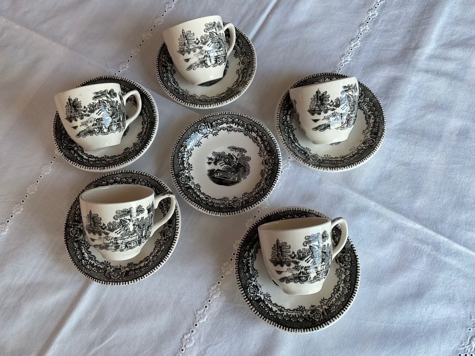 Conjunto de Chávenas de Café Sacavém -Padrão “ Estátua “ ( Vintage )