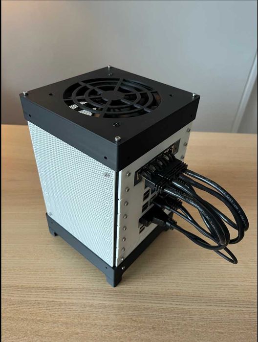 Mini Modular Home Server Rack – модульна міні-стійка для серверу