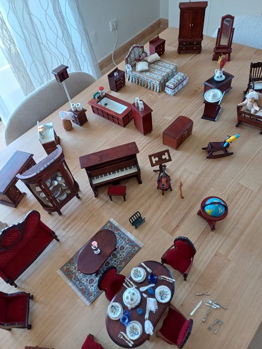 Casa de bonecas vitoriana (com móveis, porcelaninhas e muitos detalhes))