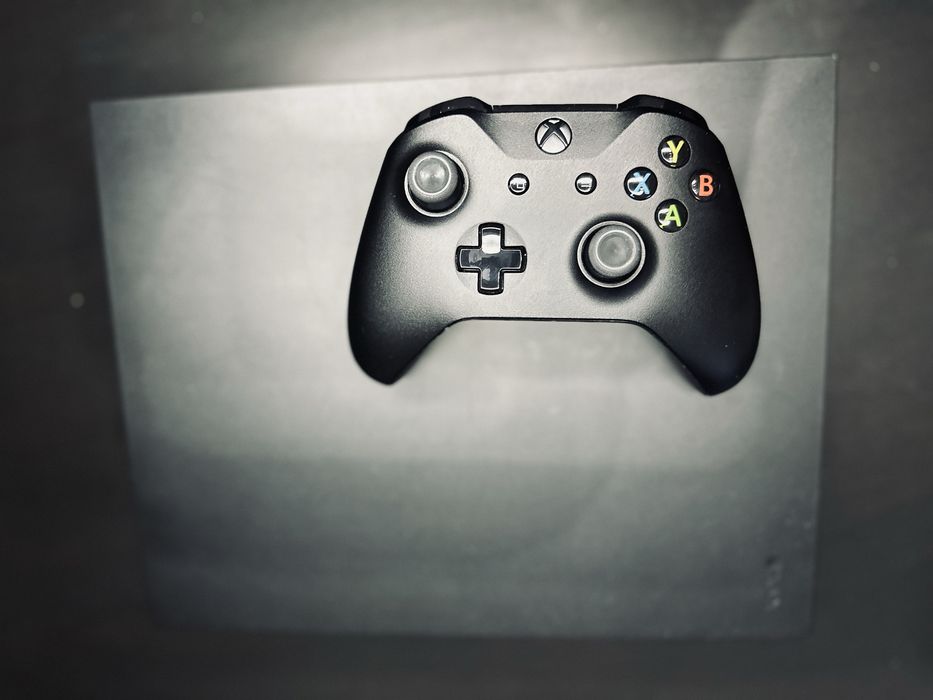 Xbox One X 1TB plus pad