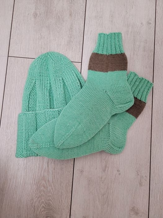 Комплект женский вязаный шапка и носки.  Ручная работа