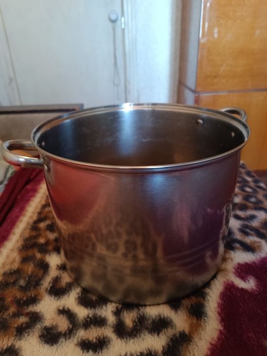 Кастрюля  нержавейка б/у без крышки