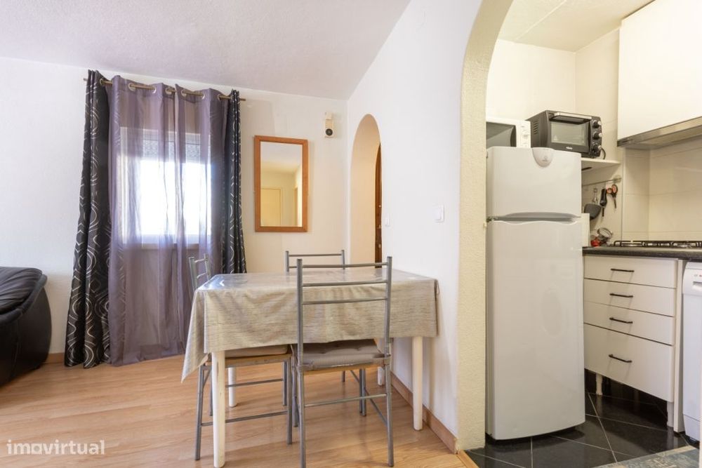 Apartamento T1 com cozinha separada e luz natural