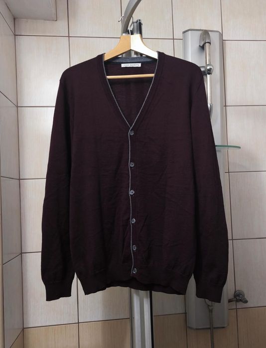 Męski sweter  XL typu kardigan marki JOHN BARRITT w kolorze ciemnobordowym. Fason z dekoltem w serek, zapinany na guziki z wygrawerowaną nazwą produce