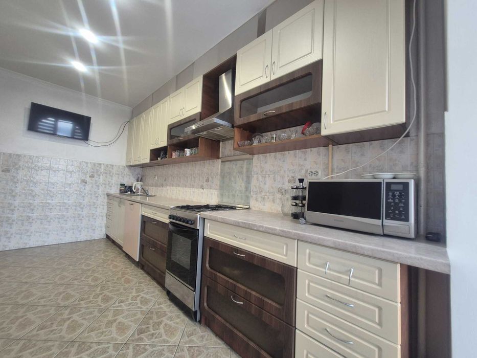 Укомплектована 3-кімнатна квартира в обжитому будинку.