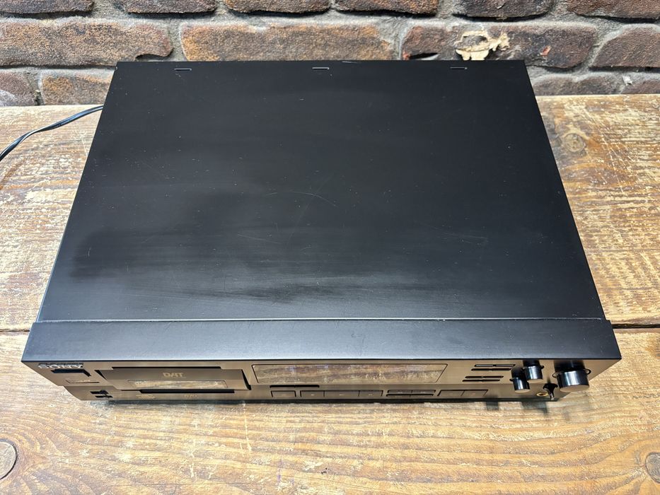 Magnetofon cyfrowy DAT Sony DTC 670