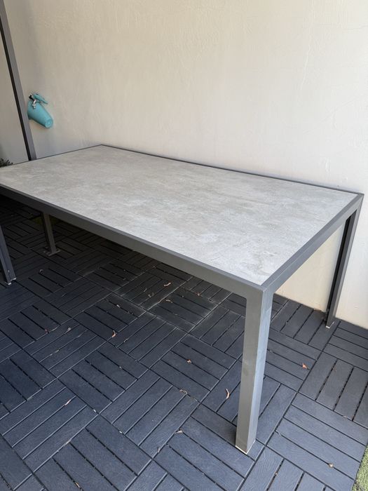 Mesa de exterior em aço e ceramica