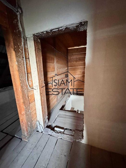 Продається малий житловий будинок з новим недобудованим будинком