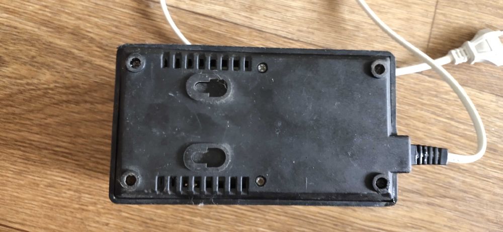 Зарядное до шуруповерта 18вольт