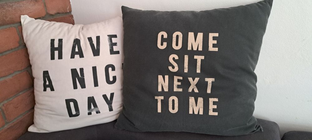 2x poszewka na poduszkę H&M, napisy/tekst.