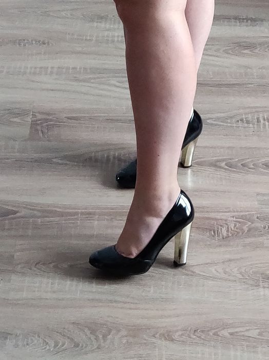 Czarne buty na wysokim obcasie