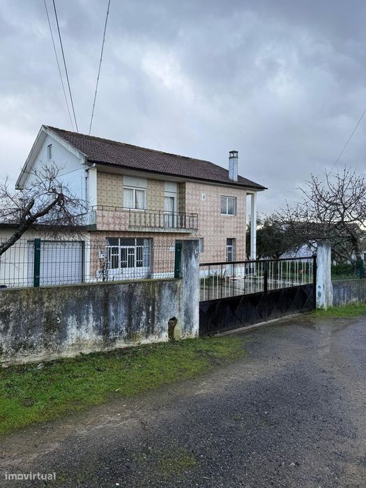 Moradia T4 c/Garagem e terreno com Armazém