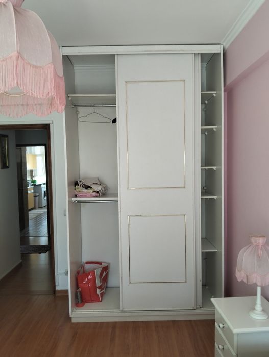 Alugo quarto de solteiro com varanda