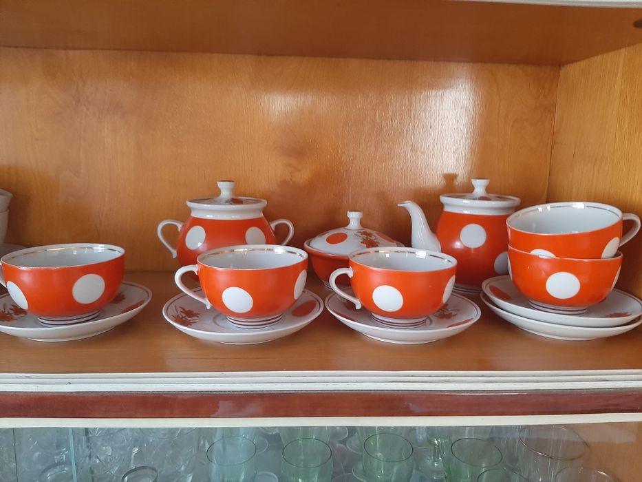 Чайный сервиз в горох .