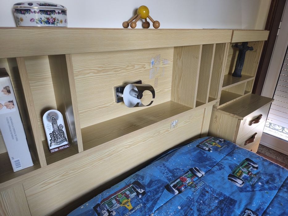 Cama solteiro com colchão e cabeceira