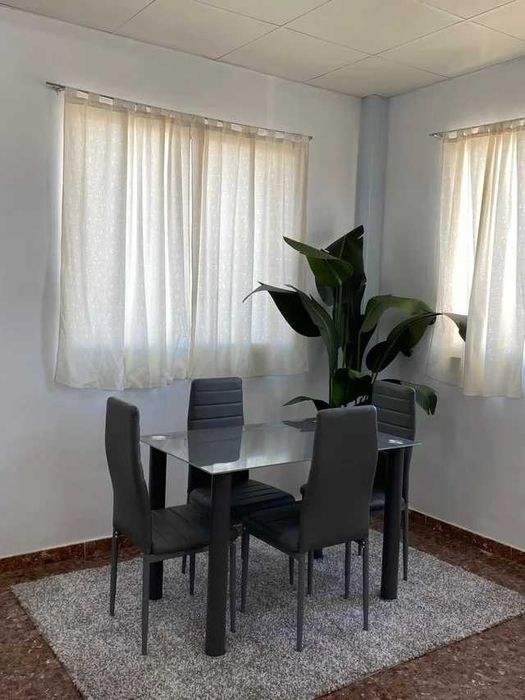 Mesa de jantar cinza com 4 cadeiras - entrega gratuita!