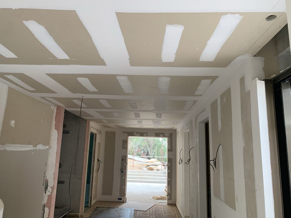 Trabalhos de pladur ( tecto falso , barramento e pintura )