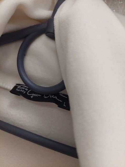 Дуже приємна на дотик,ніжна та комфортна кофтинка з вілюру