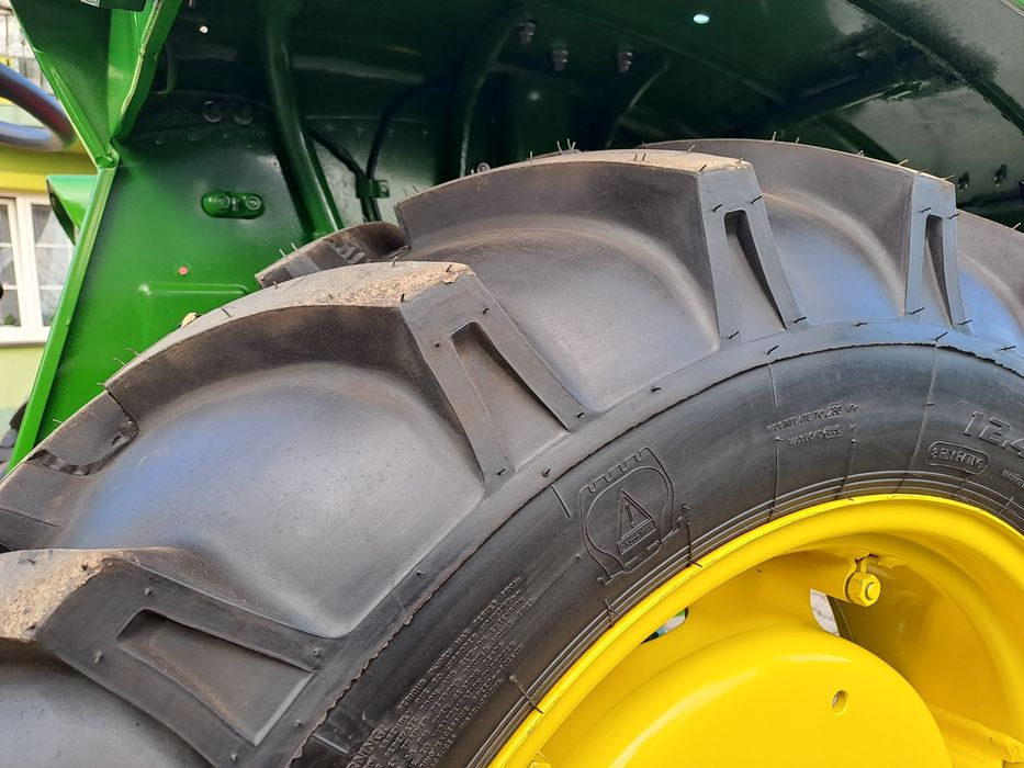 Ciągnik JOHN DEERE 820