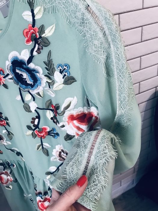 Шикарна сукня з вишивкою від Asos