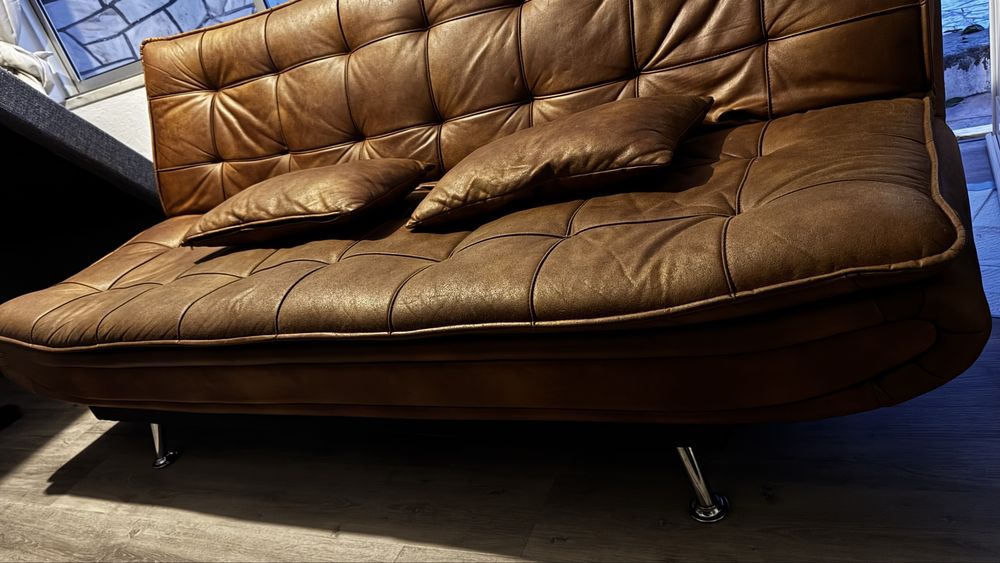 Sofa cama e duas almofadas