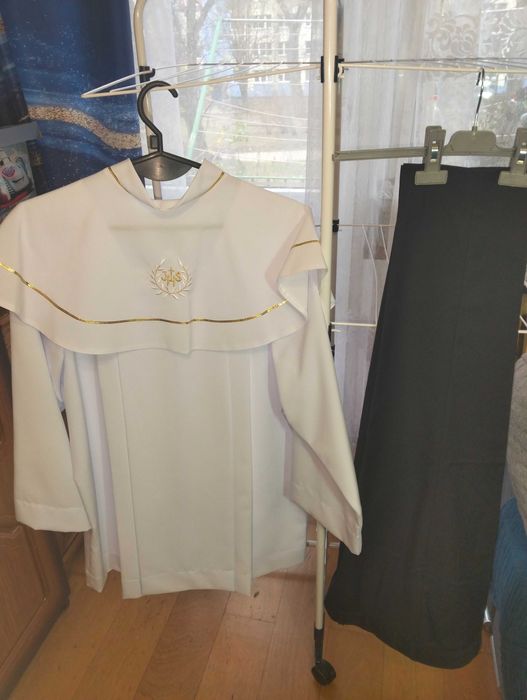 Alba komunijna biała, czarne spodnie i buty adidas