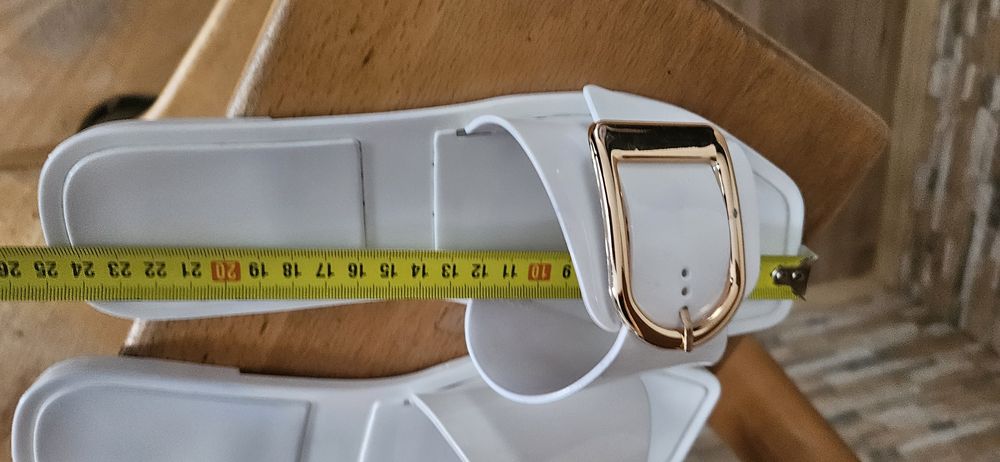 klapki ze złotą klamrą r.39