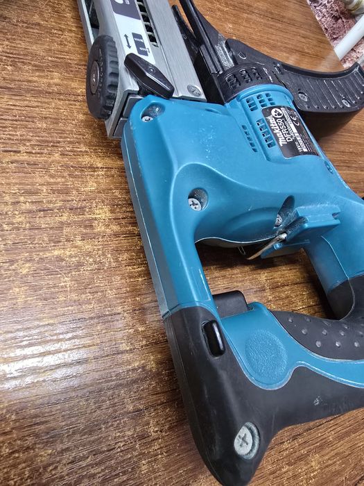 Makita DFR550 wkrętarka z magazynkiem + 2 x Aku