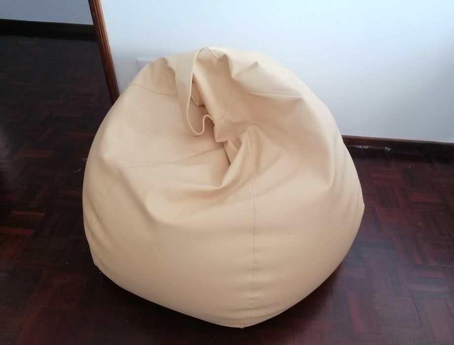 Puf grande, sem utilização.