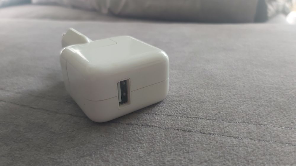 Carregador Apple completo com cabo Lighting e adaptador USB
