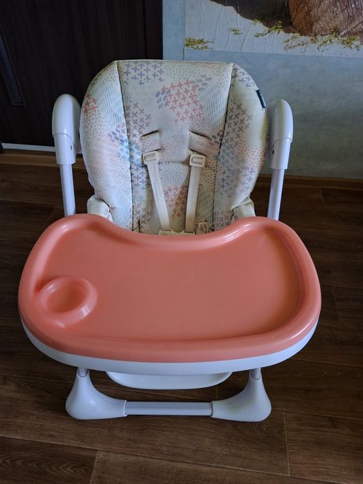 Стілець для годування малюка