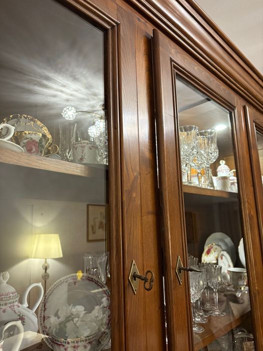 Mesa de jantar + Aparador com cristaleira