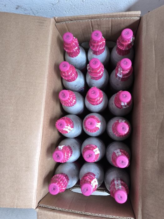 Sprzedam 16 różowych i cztery niebieskie butle SodaStream puste