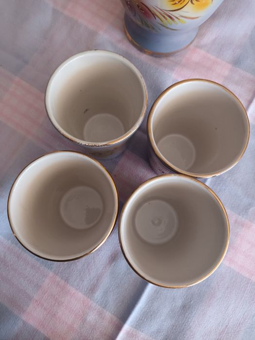 Jarra antiga com copos, cerâmica de Alcobaça