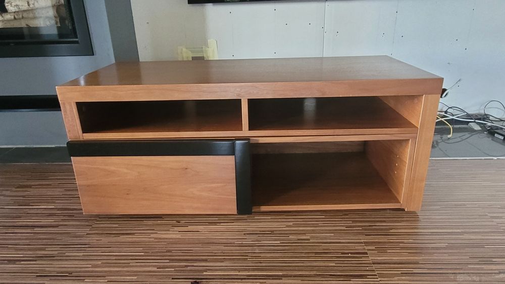 Półka RTV z regulacją szerokości.