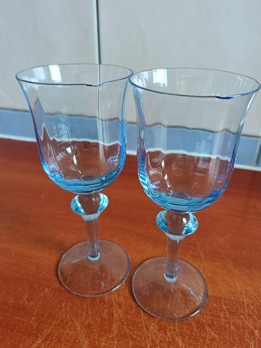 Niebieskie kieliszki do wina