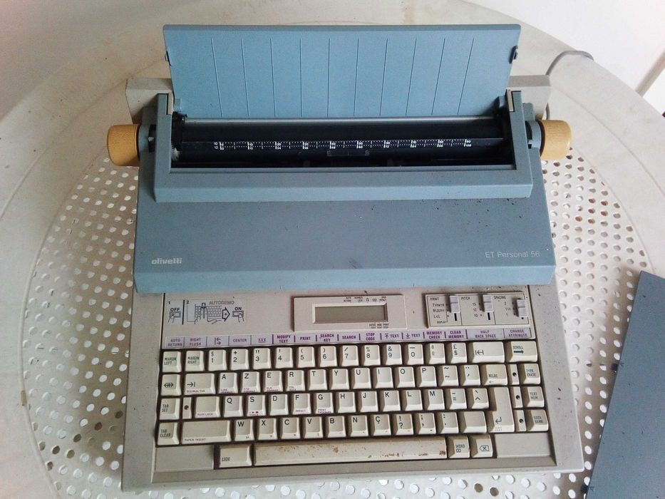 máquina de escrever elétrica Olivetti