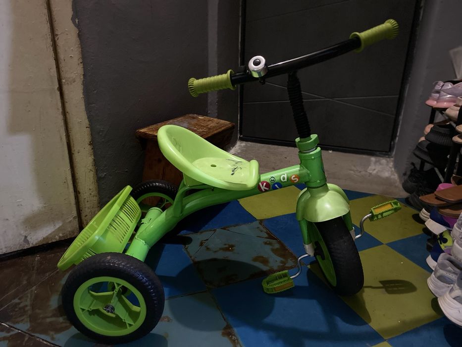Дитячий триколісний велосипед Kids салатового кольору .