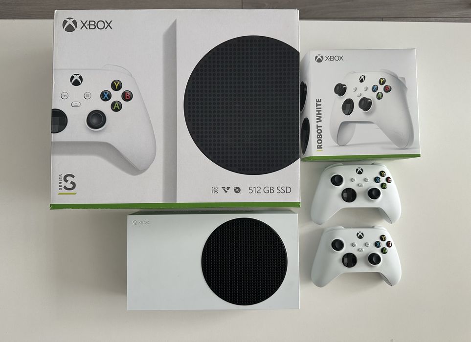 XBOX Series S plus dwa pady