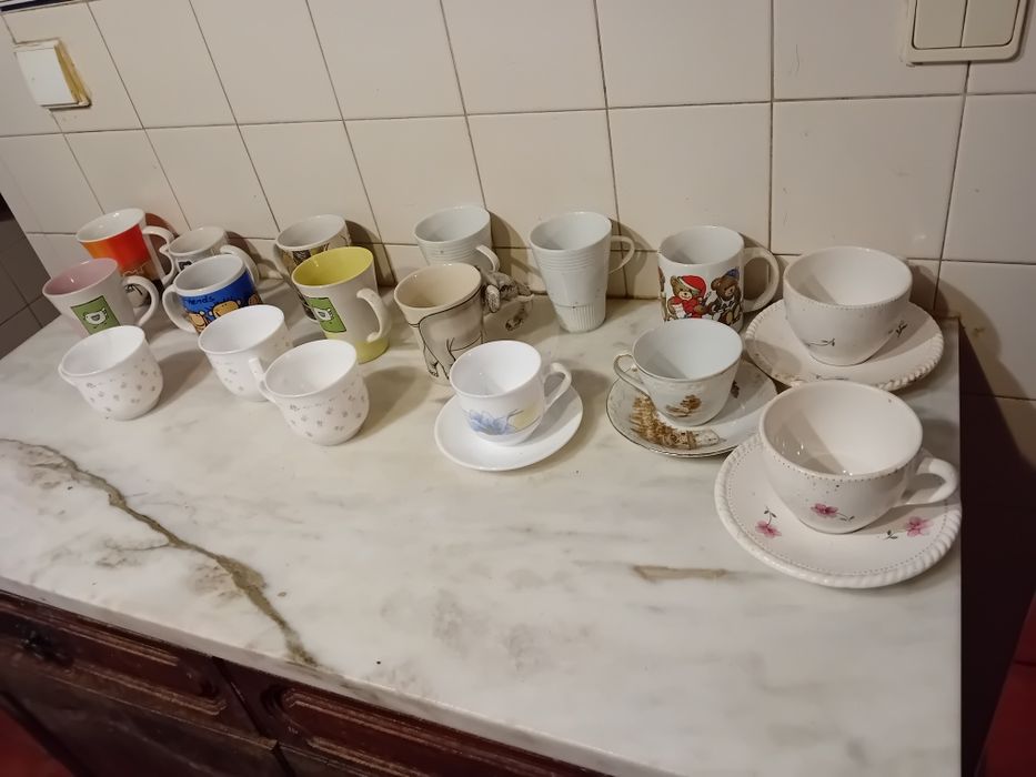 Conjunto de Canecas e Chávenas Diversas
